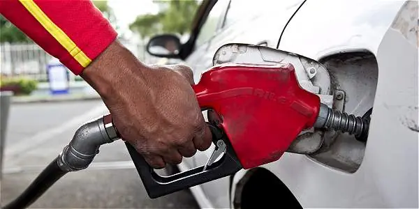 Si el petroleo baja, porque no baja la gasolina en Colombia?