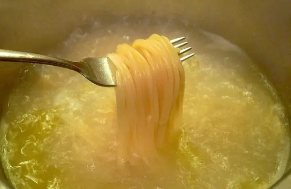 Fideos con salsa de tomate a la mercurio