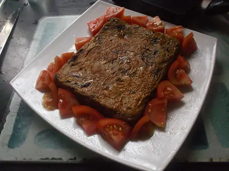Tortilla cuadradas de patata, cebolla y pasas
