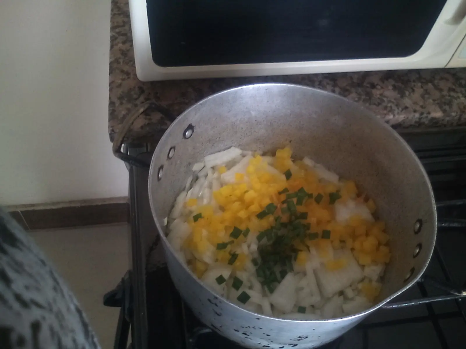 Guiso de arroz con menudo de pollo