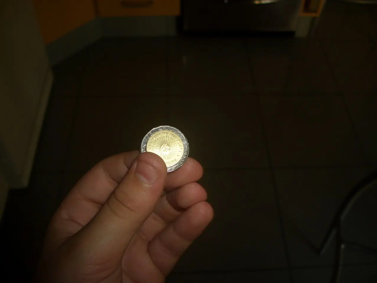 ¿como desarmar una moneda de un peso?(argentino)