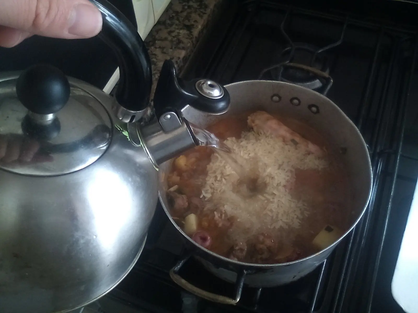 Guiso de arroz con menudo de pollo