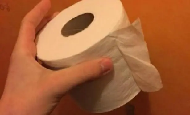 No había papel en el baño, lo tuiteó y esto fue lo que pa