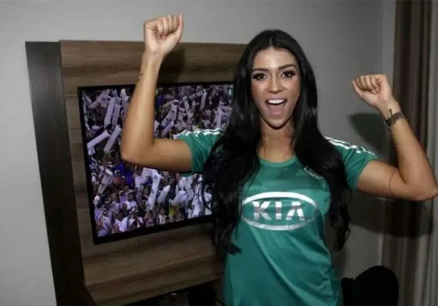 ¡FANÁTICA! Se desnuda por una promesa de fútbol
