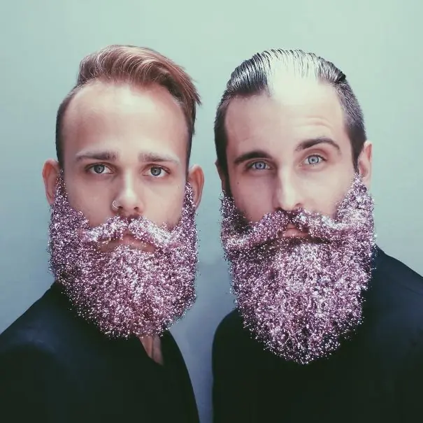 Nueva moda, cubrir la barba de purpurina
