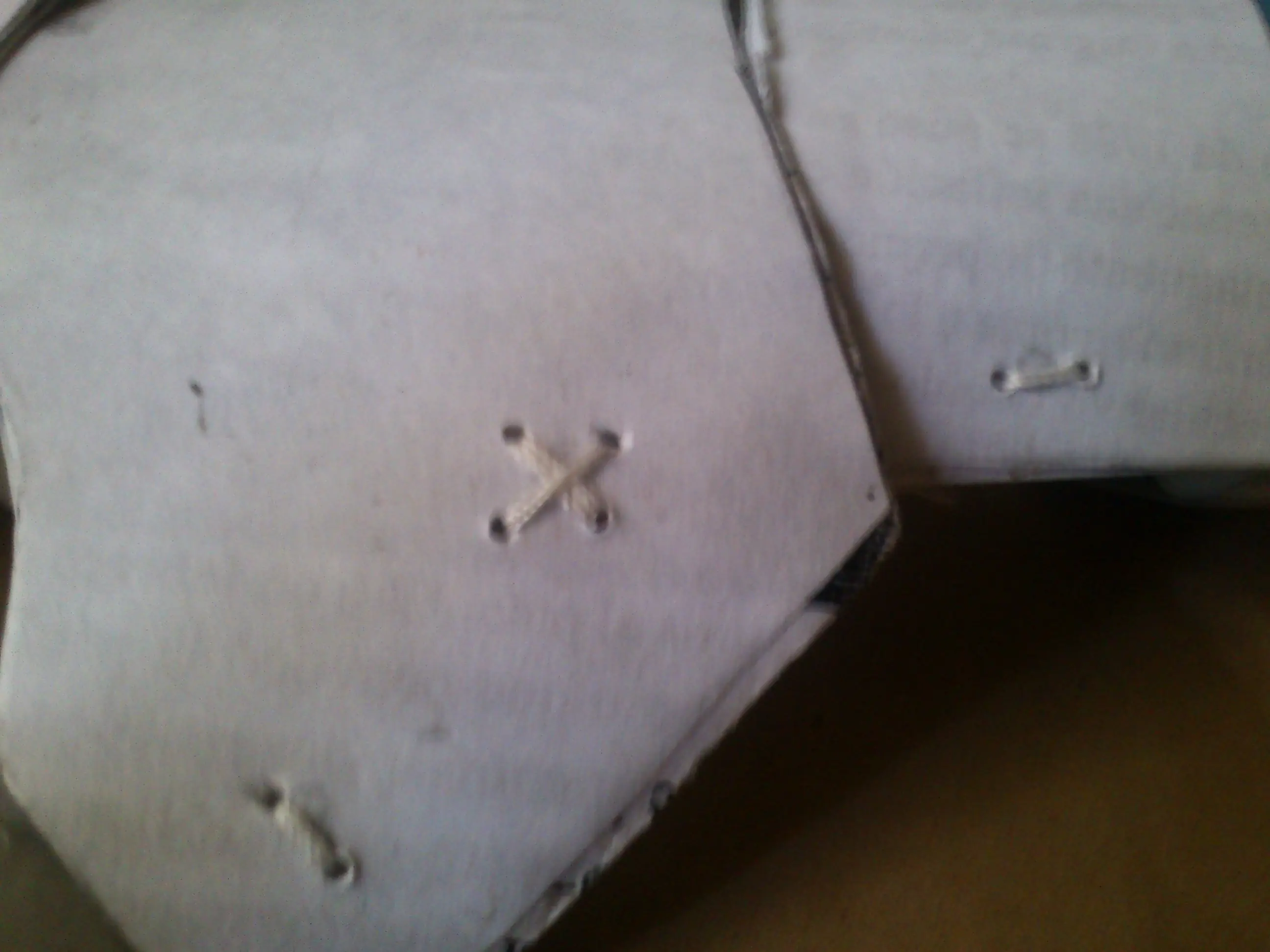 Cómo hacer un guante de armadura con papel