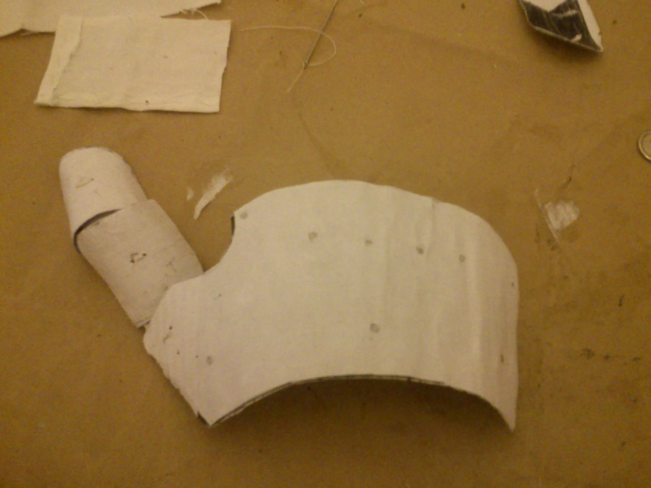Cómo hacer un guante de armadura con papel