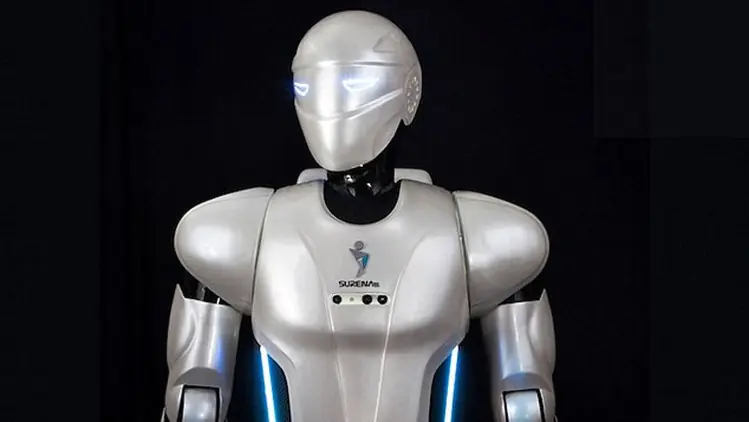 Robot iraní corre, juega al fútbol y habla persa