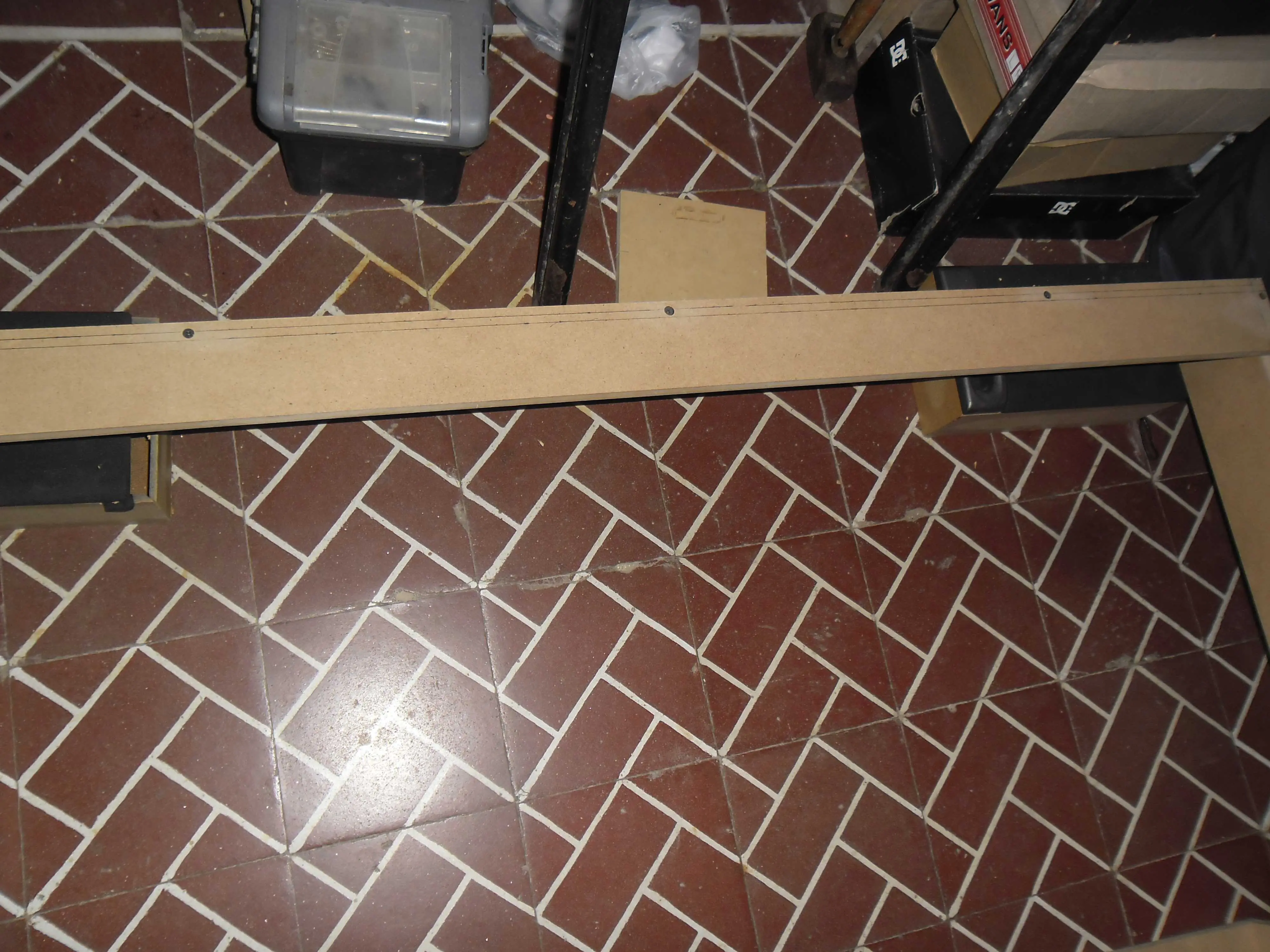 Tenes muchas guitarras? Pasa y hacete un soporte Tenes muchas guitarras? Pasa y hacete un soporte