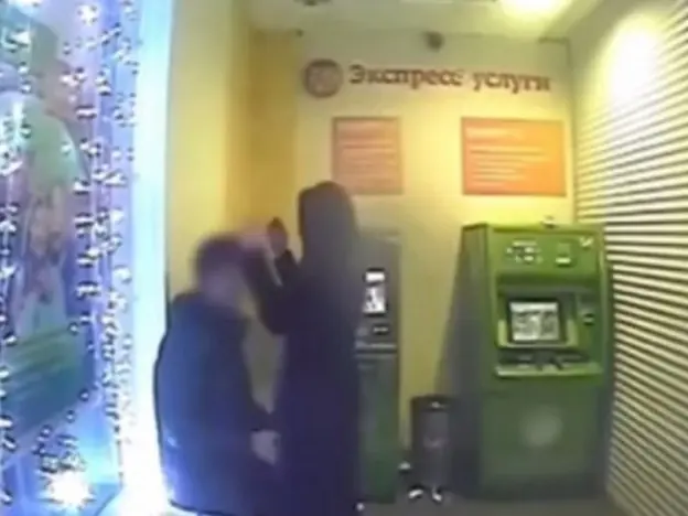 Los filmaron teniendo sexo en el cajero automático