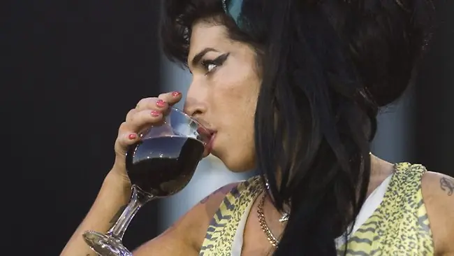 Amy Winehouse, crack, cocaína, Grammys, vodka y muerte