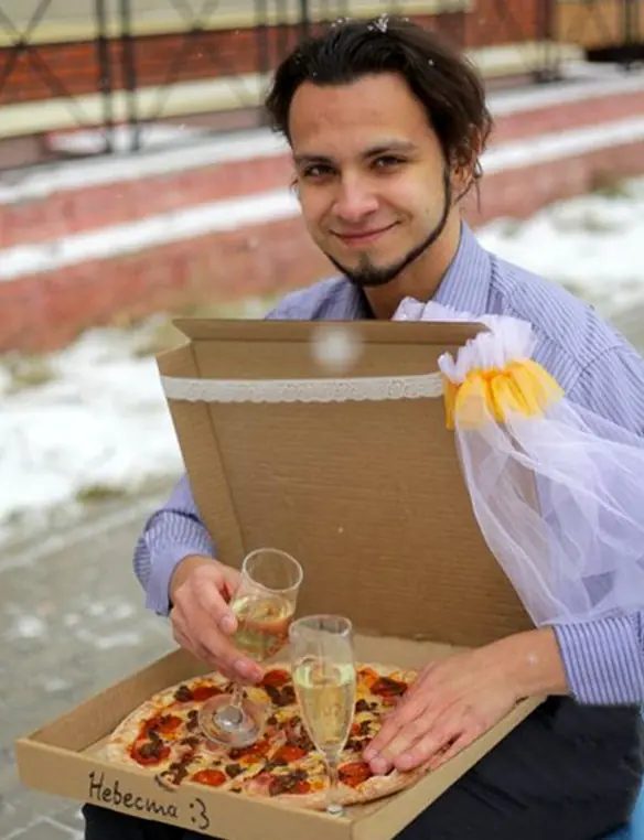 Virgo ruso estilo taringuero se caso con una pizza