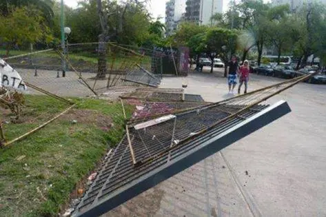 Asi esta el parque Centenario. kici y los pat(ri)ota