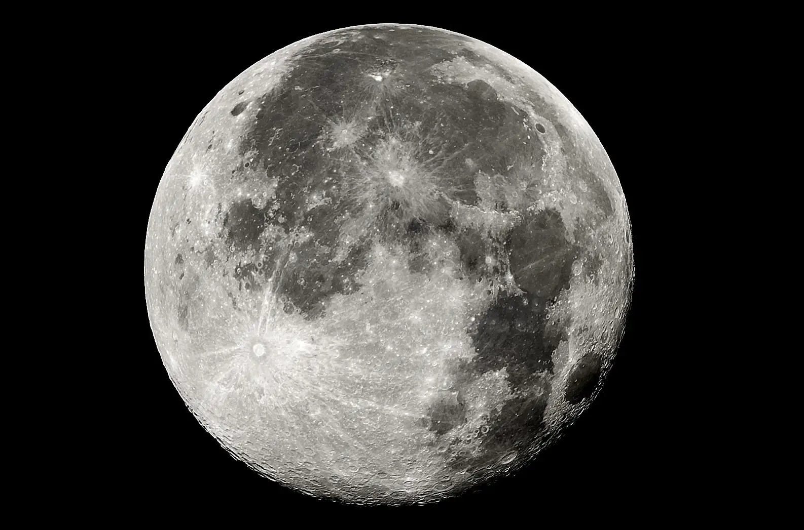 ¿la luna es un satélite natural o la alguien la coloco allí?