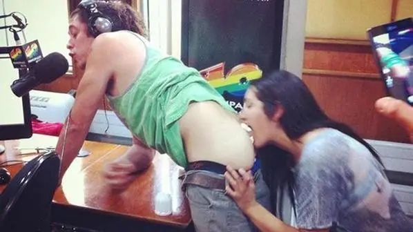 Mujer le lame el trasero a locutor de Los 40 Principales