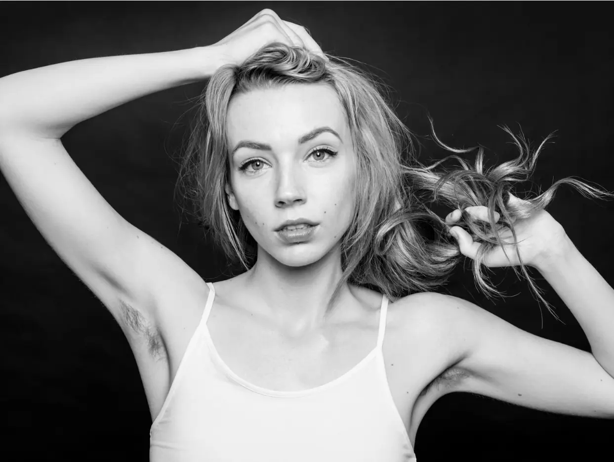 La nueva moda femenina. ¿Pelo debajo del brazo?