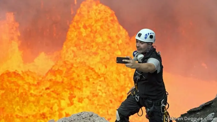 Se toma una selfie cerca de un volcán activo