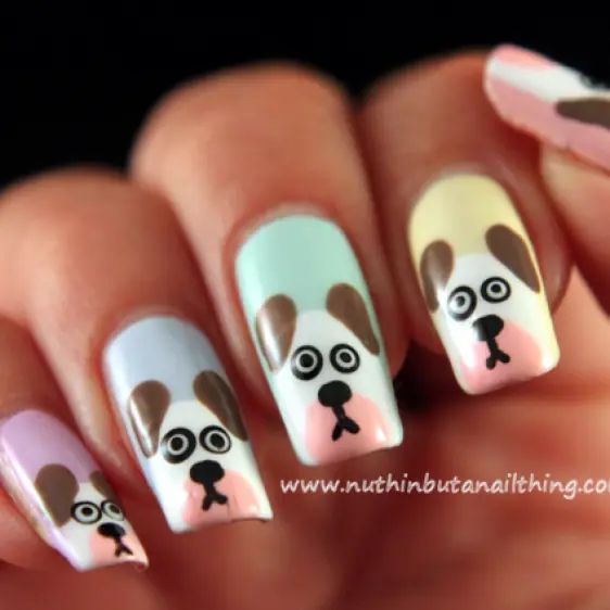 Pinta un adorable perro en tus uñas.
