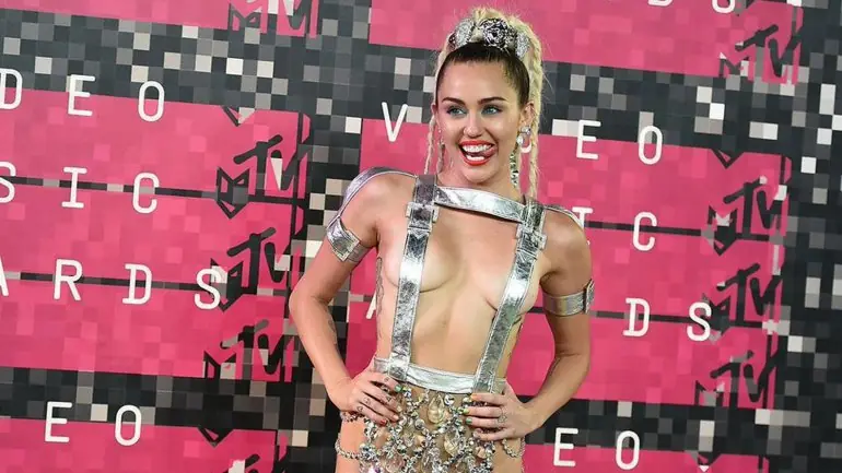 Miley Cyrus dejo ver su pezon en