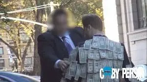 Se puso un traje con Dinero para que la gente agarre