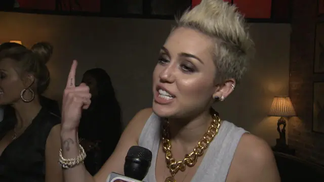 Miley Cyrus dejo ver su pezon en