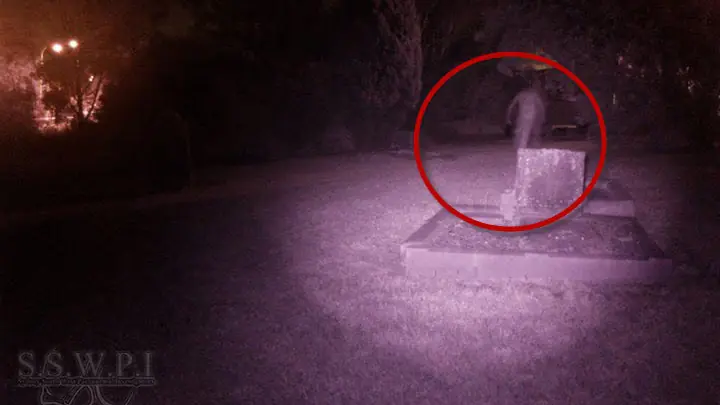 Registran foto de un "Jockey" fantasma en cementerio