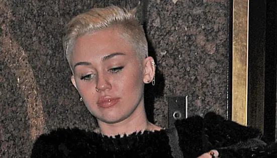 Miley Cyrus dejó ver su pezón en vivo