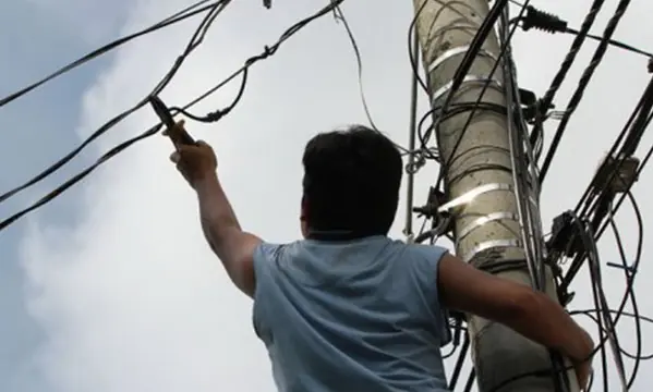 Gerente de empresa eléctrica se cuelga de la luz para ...