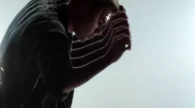 Video de justin, llenos de simbolos illuminati