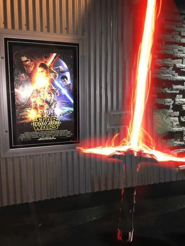 Pidió que le photoshopeen el sable de luz de Kylo Ren y...