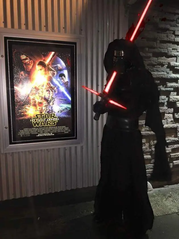 Pidió que le photoshopeen el sable de luz de Kylo Ren y...