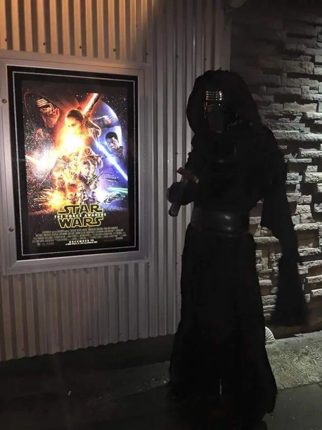 Pidió que le photoshopeen el sable de luz de Kylo Ren y...