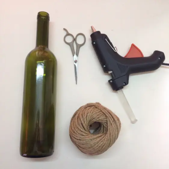 Cubre tus botellas de vino con cordel