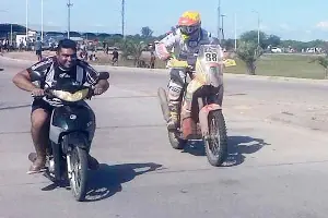 Video del santiagueño que desafió a un corredor del Dakar