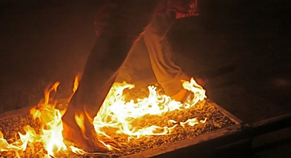 Firewalking beneficios psicológicos de caminar sobre brasas