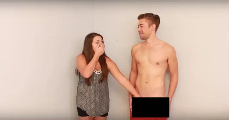 ¡Mira a estas lesbianas tocar un pene por primera vez!