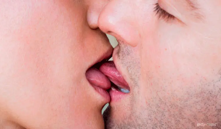 Mira que pasa en tu cerebro durante un beso de lengua
