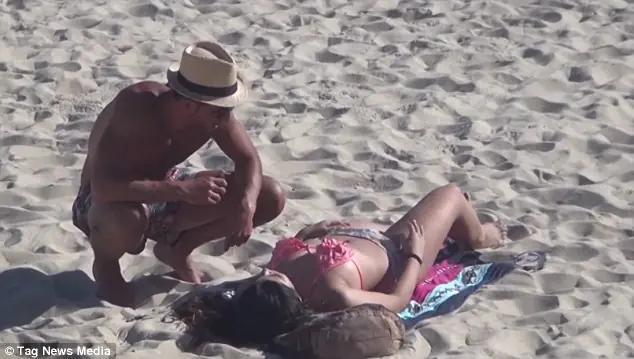 Les pedía que le echaran bronceador en la espalda