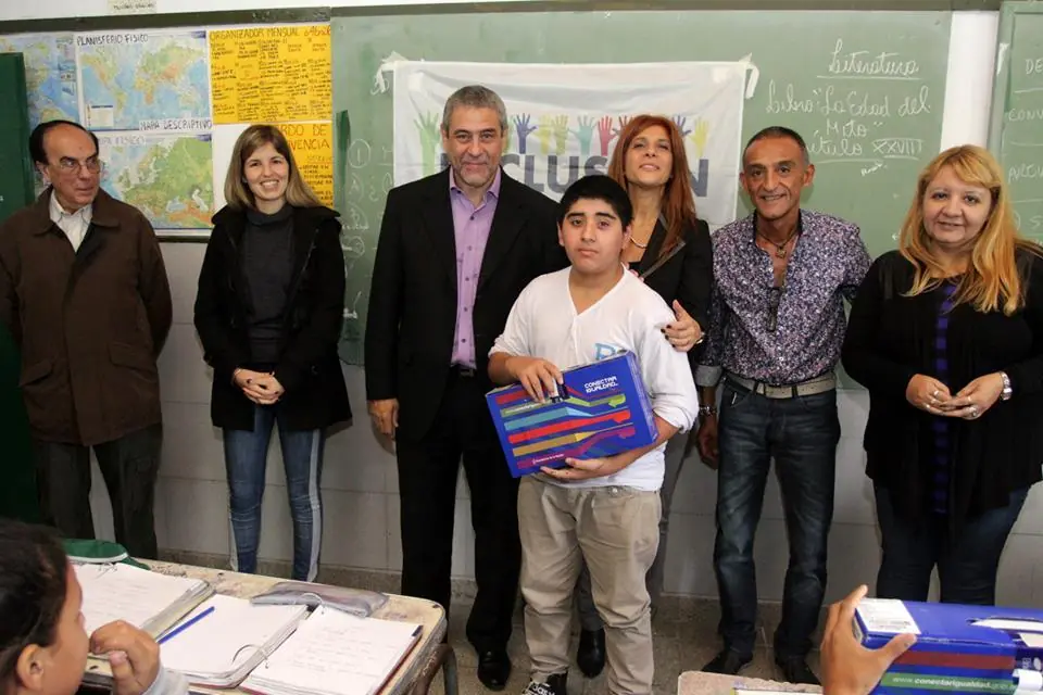 Mi director es ultra k y me tiene la bolas llenas Mi director es ultra k y me tiene la bolas llenas