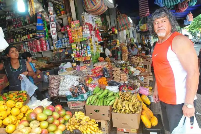 Invite a salir a un mocoso que me compra en la verduleria