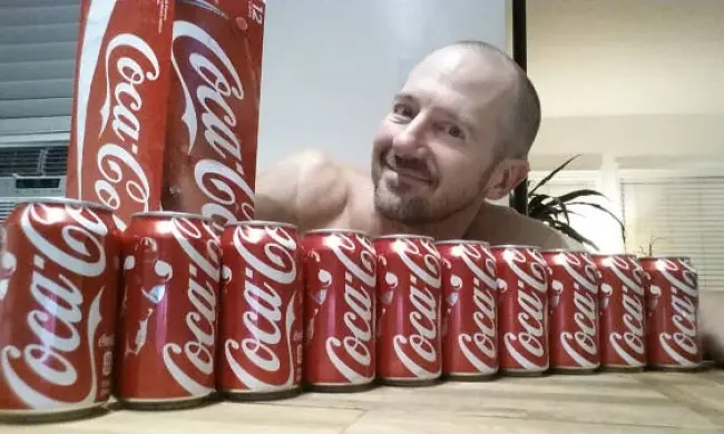 Este hombre bebio 10latas de Coca-cola todos los dias x1 mes