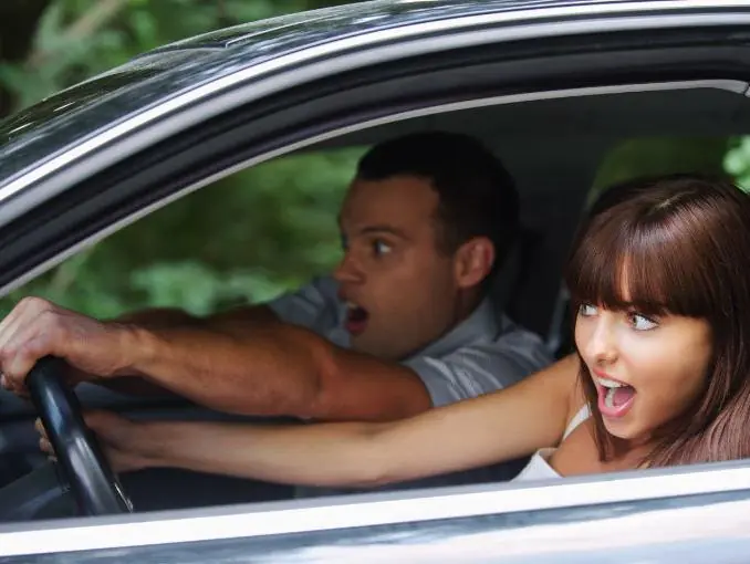 Cosas que toda mujer hace cuando Maneja [Riesgo al Volante]