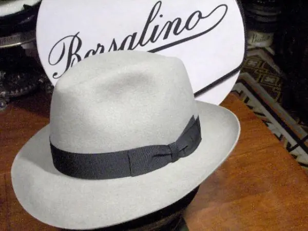 Cómo combinar un sombrero para hombre
