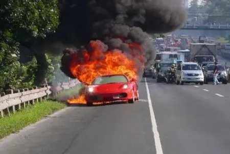 Autos deportivos ardiendo y accidentados [Una pena]