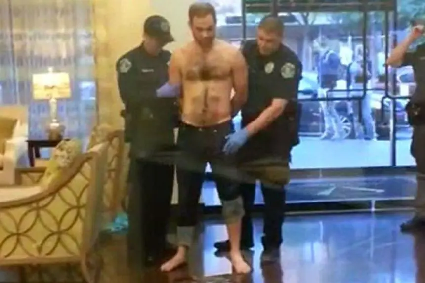 ¡Ultra LOL!: Policía confunde macana dl detenido con un arma