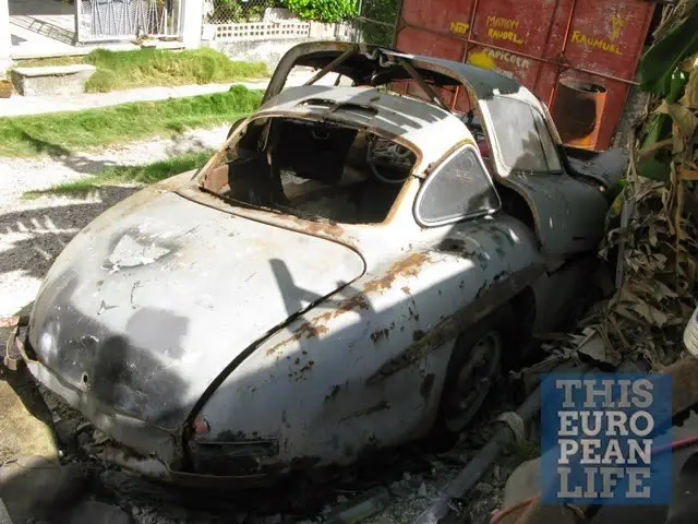 Mercedes Benz 300 sl gullwing abandonado en Cuba