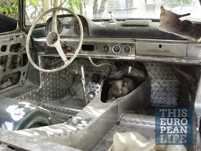 Mercedes Benz 300 sl gullwing abandonado en Cuba