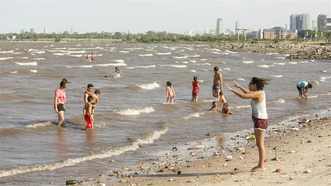 Van a salir mutantes: se bañan en el Río de la Plata