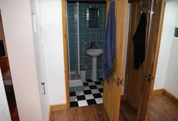 Estaba feliz en su apartamento Hasta que encontró una puerta