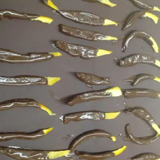 Cómo hacer pieles de naranja confitadas.